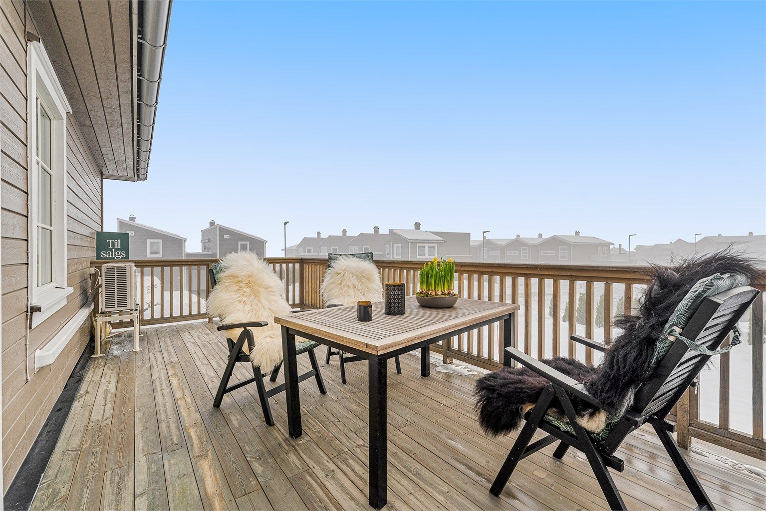 Takterrasse over garasje med utgang fra stue i 2. etasje.