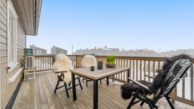 Takterrasse over garasje med utgang fra stue i 2. etasje.