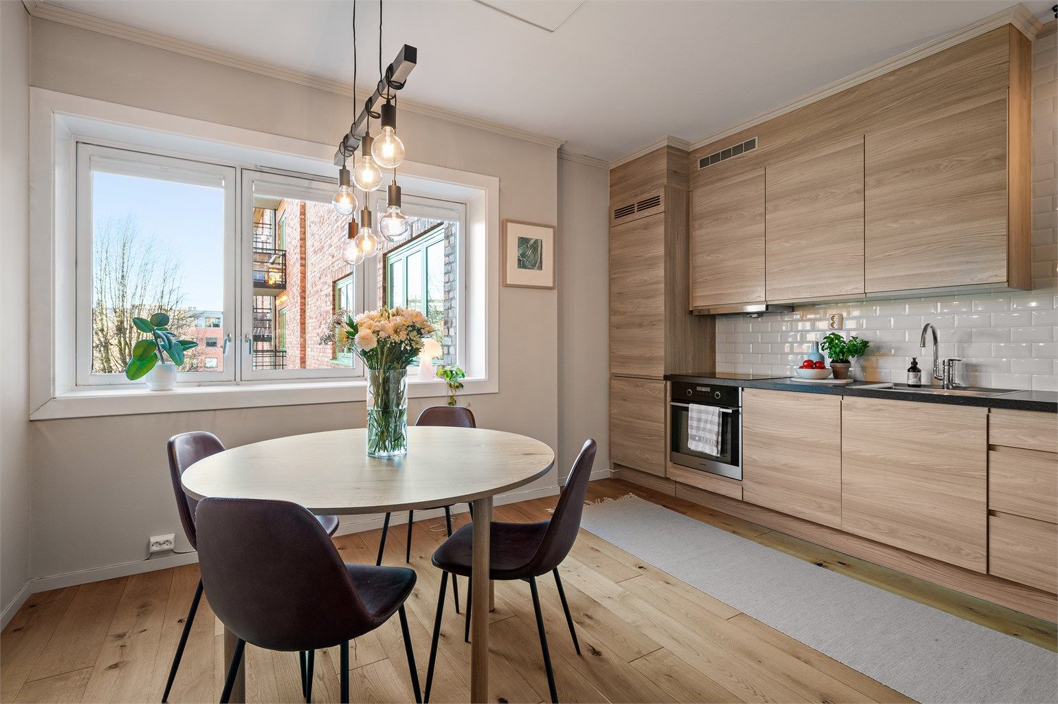 Her er det god kommunikasjon med gjestene mens middagen lages.