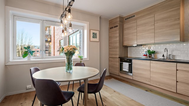 Her er det god kommunikasjon med gjestene mens middagen lages.