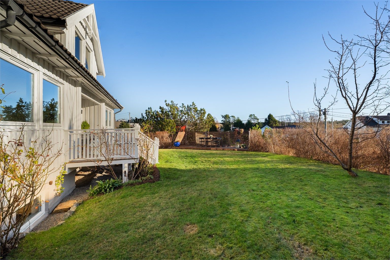 Stor og solrik hage med god plass til både små, store og firebeinte. 