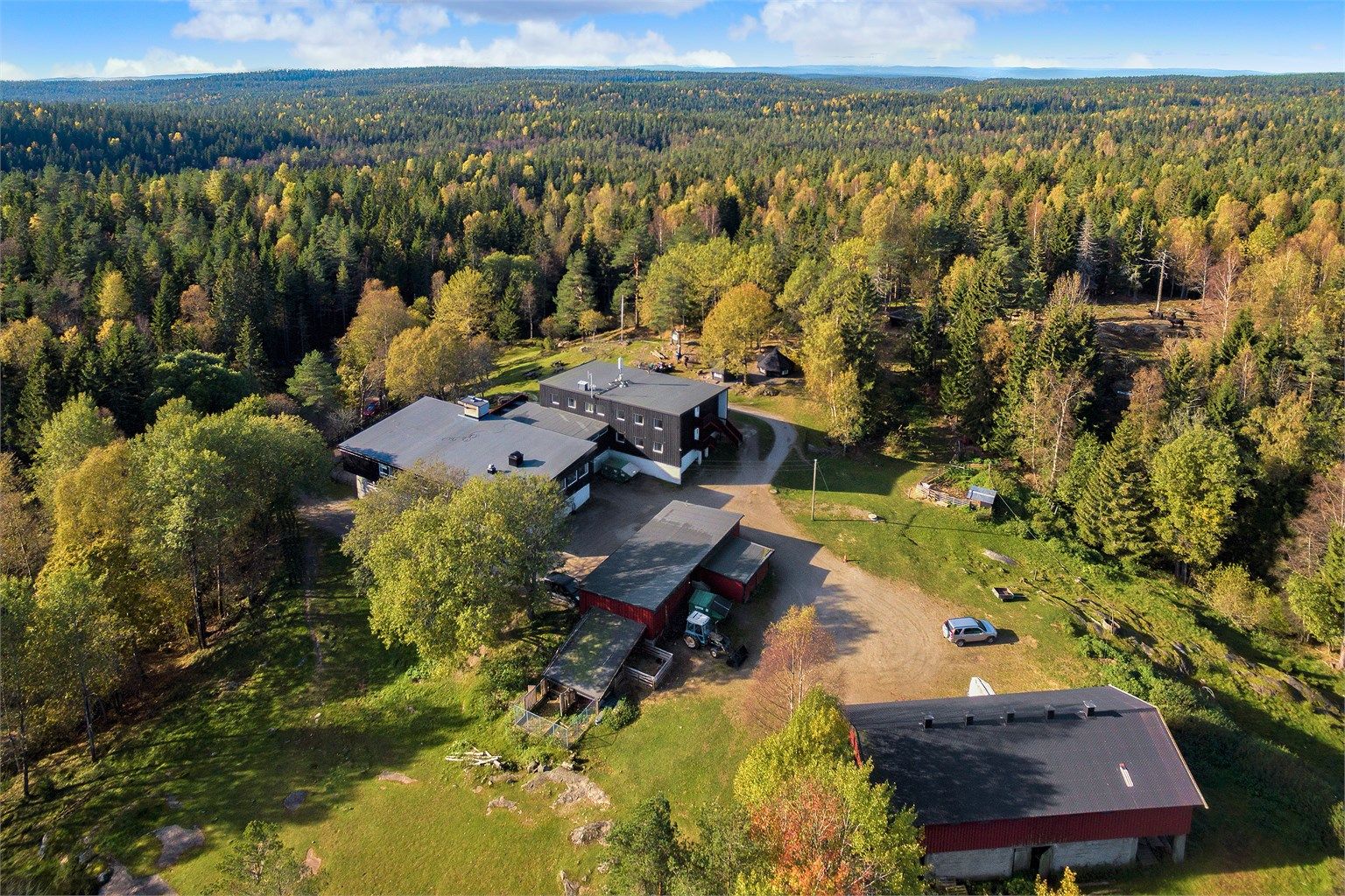 Vangen skistue med servering og dyrehold. Nærområdet byr på kjente markastuer og et omfattende løype- og stinett i Østmarka. 