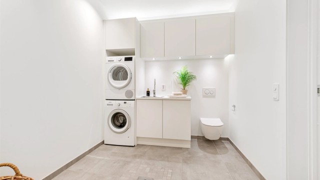 Vaskerom i underetasjen. Det er montert vegghengt toalett i rommet. Sikringsskap er også plassert her.