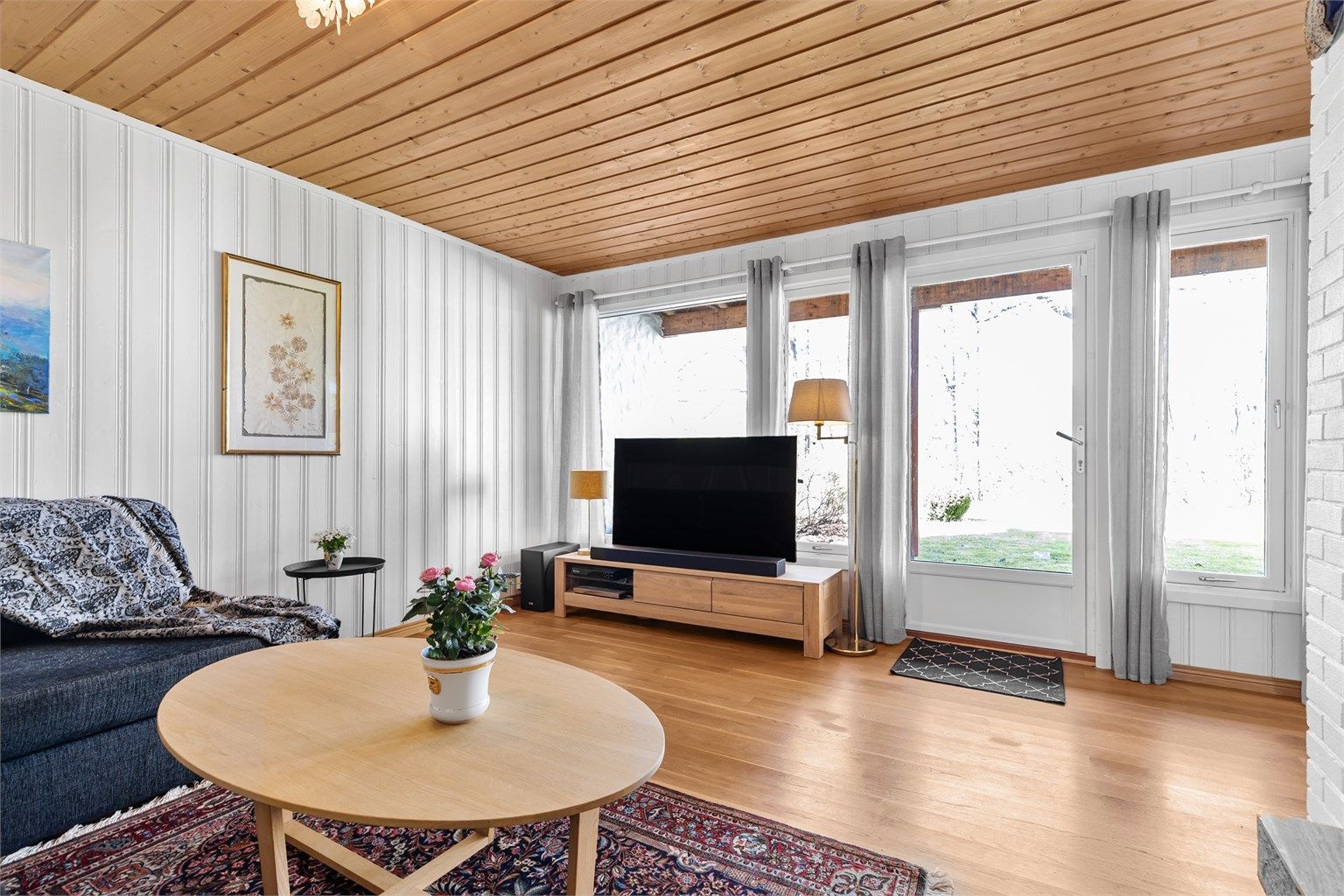 Fra peisstuen er det utgang til hagen.