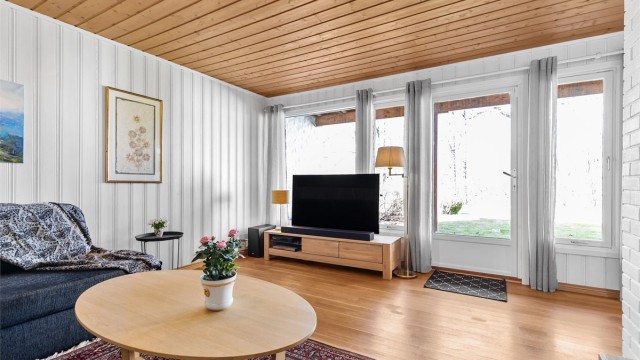 Fra peisstuen er det utgang til hagen.
