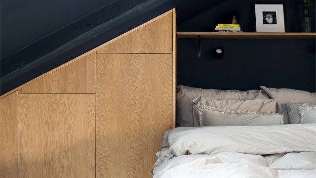 Rommet har malte vegger i en mørk nyanse som gir en lun og dempet stemning, perfekt for hvile og ro