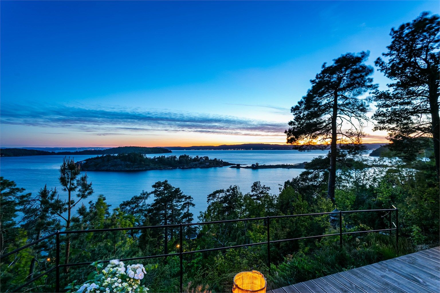 Midtsommers er kveldssolen på terrassen frem til rundt kl. 22.00. Over horisonten er himmelen lys frem til klokken bikker natt.