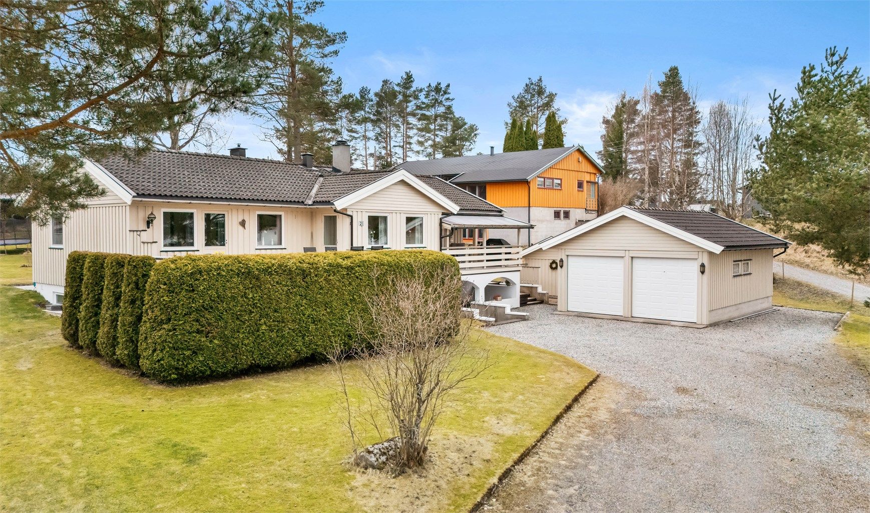 Velkommen til Bergheimstubben 21. En innholdsrik enebolig over to plan med stor dobbelgarasje og en pent opparbeidet tomt.