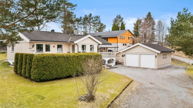 Velkommen til Bergheimstubben 21. En innholdsrik enebolig over to plan med stor dobbelgarasje og en pent opparbeidet tomt.