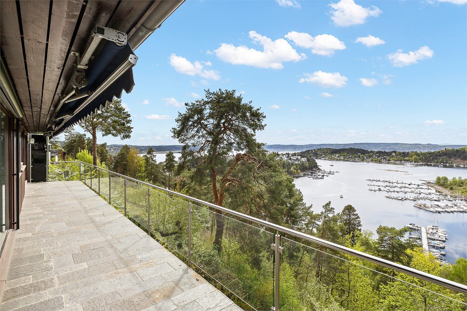 Skiferlagt terrasse med vidstrakt utsikt