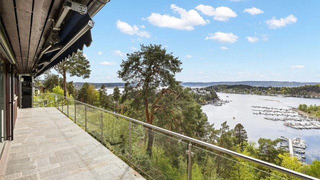Skiferlagt terrasse med vidstrakt utsikt