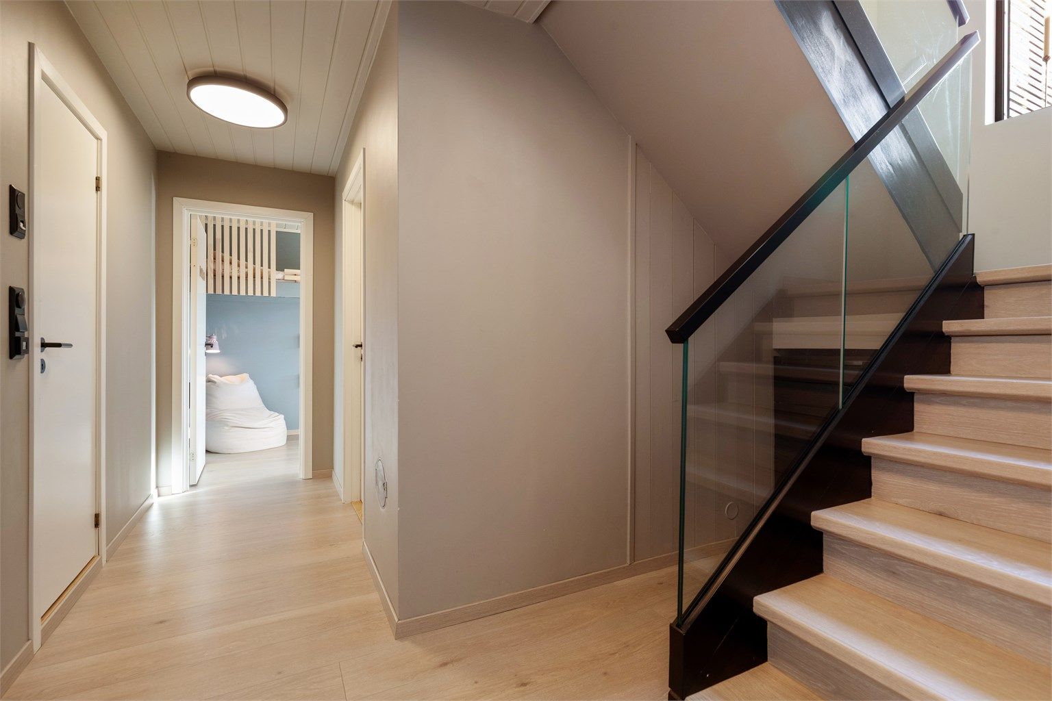 Trappegang i u.etg - Trappen er pusset opp og det er montert glassrekkverk 