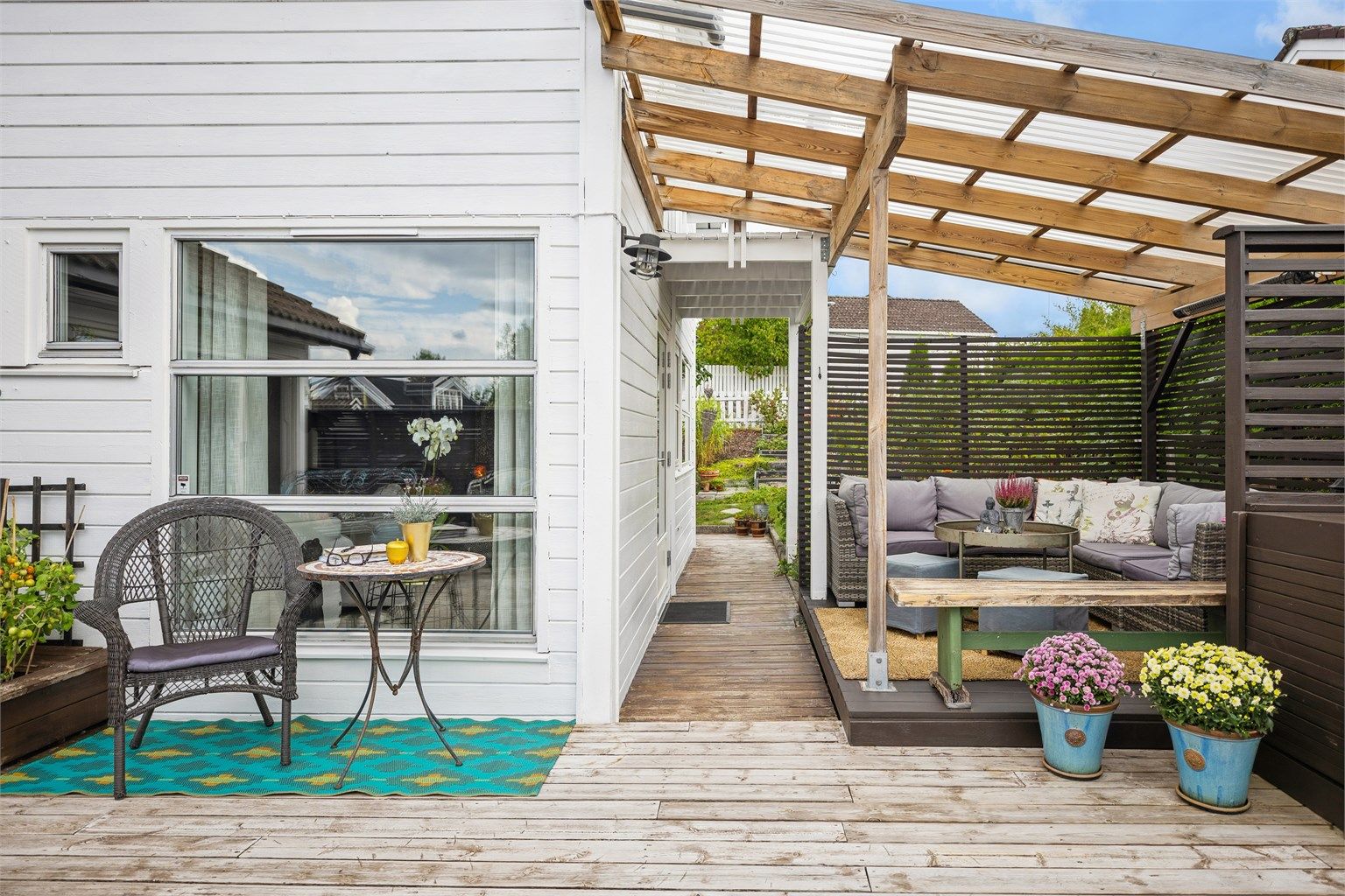 Fra stuen er det utgang gjennom en glassdør til en solrik, vestvendt terrasse – et herlig sted å nyte ettermiddags- og kveldssolen.