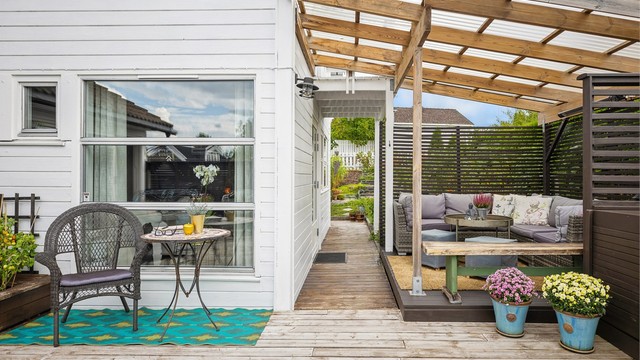 Fra stuen er det utgang gjennom en glassdør til en solrik, vestvendt terrasse – et herlig sted å nyte ettermiddags- og kveldssolen.
