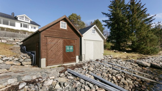 Fasade mot syd med stø mot Borgundfjorden