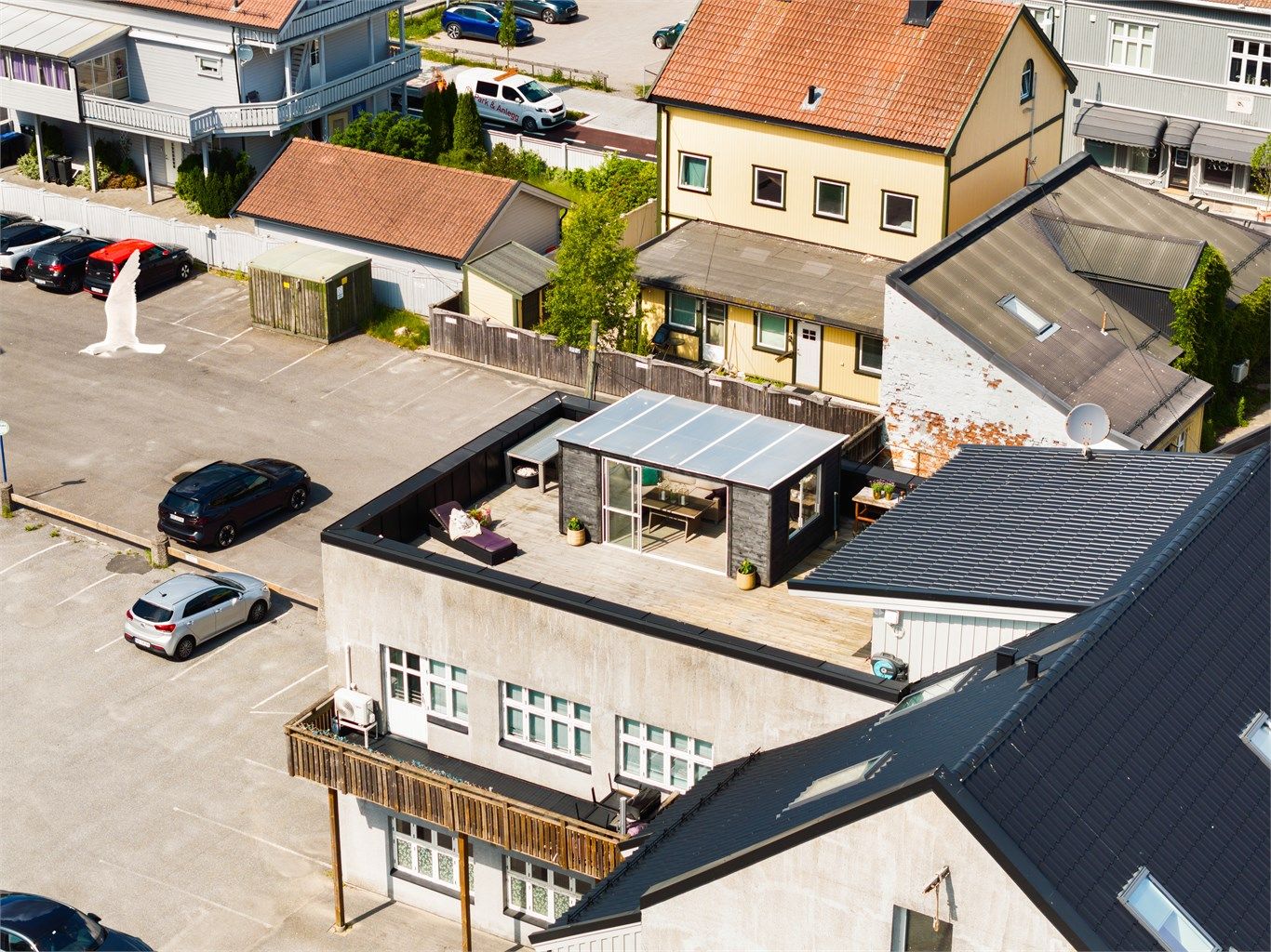 En romslig havestue er oppført på takterrassen i senere år, men ikke søkt om eller godkjent. Tiltaket kan være søknadspliktig.