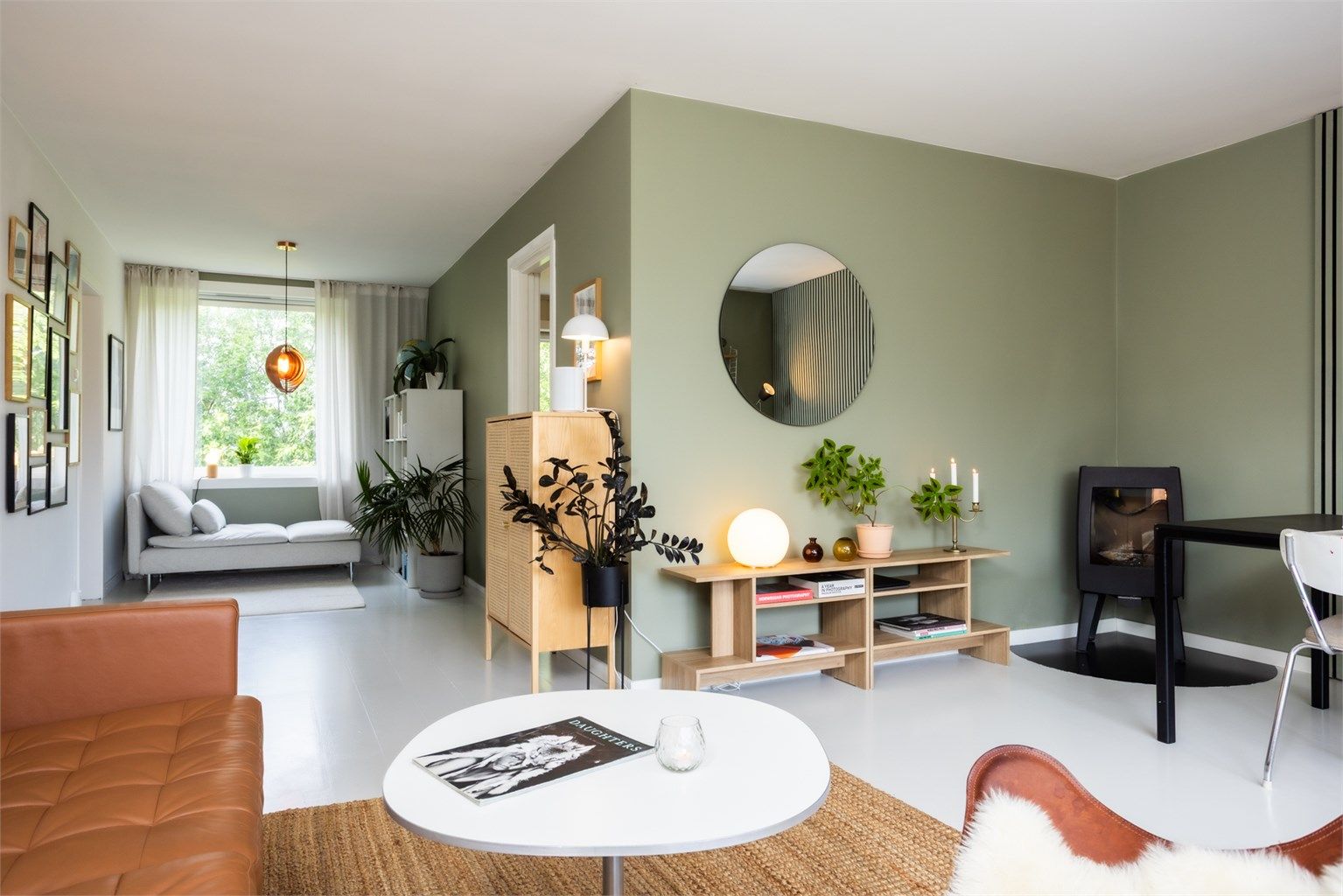 Leiligheten har en fin planløsning med flere soner og er malt i delikate farger. 