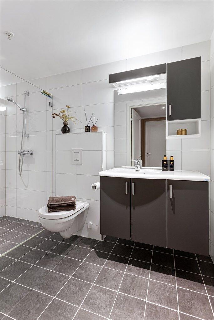 Bad 2: Flislagt bad med gulvvarme. Innredet med vegghengt servantinnredning. Speil med overlys. Dusjnisje med glassvegg og vegghengt toalett.