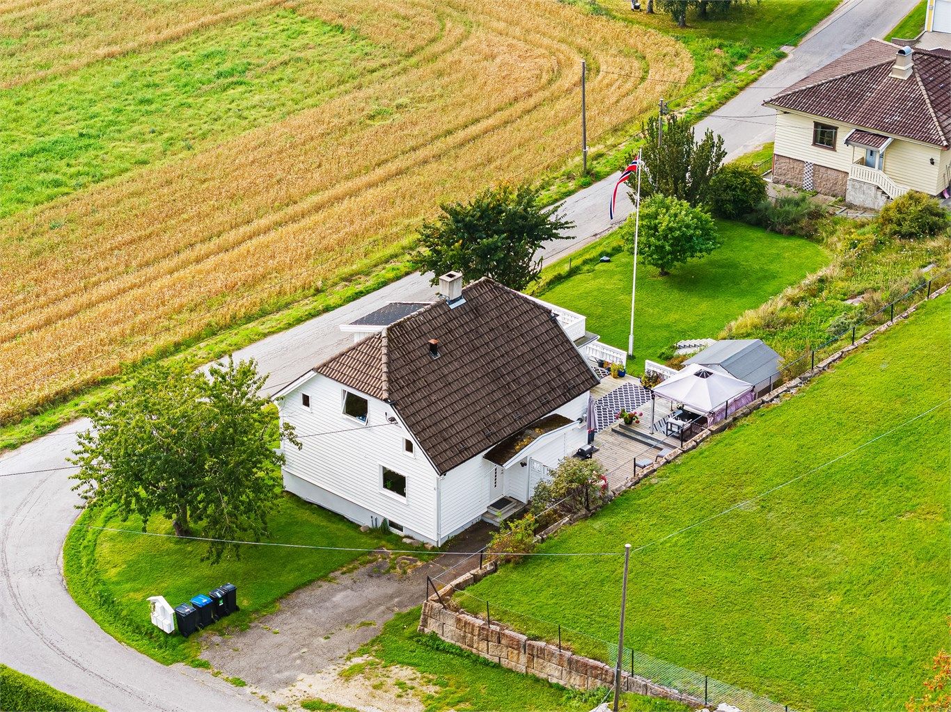 Oppgraderinger av boligen og utearealene må påregnes, potensialet er imidlertid både stort og spennende.
