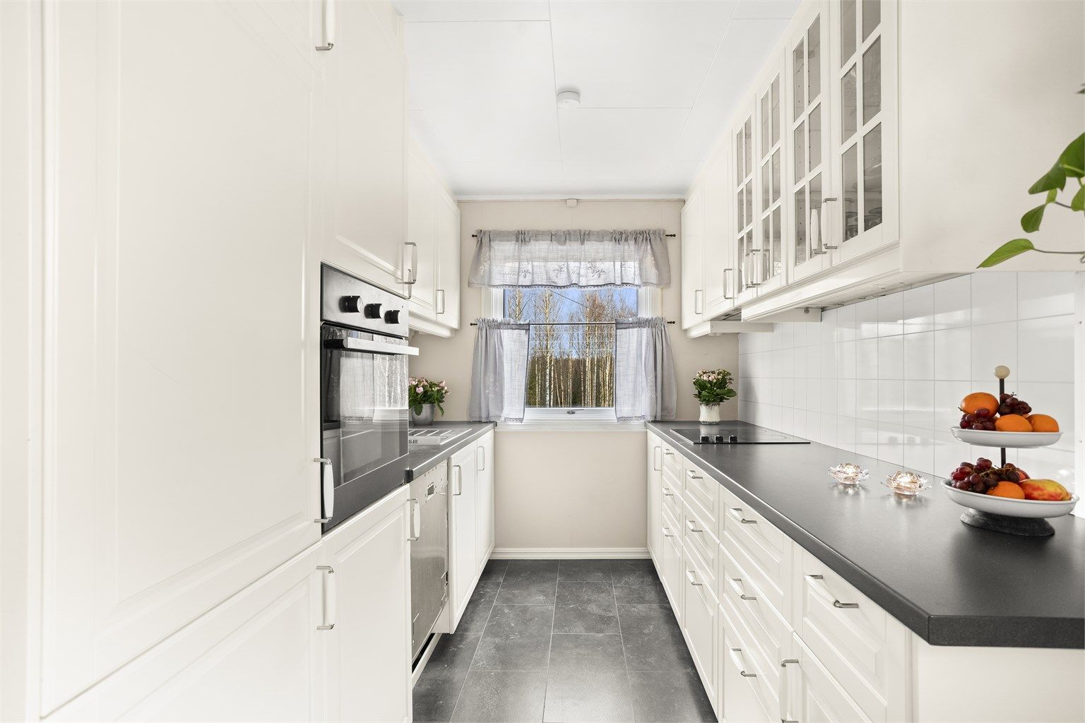 Her har man rikelig med plass for oppbevaring. I over- og underskap. 