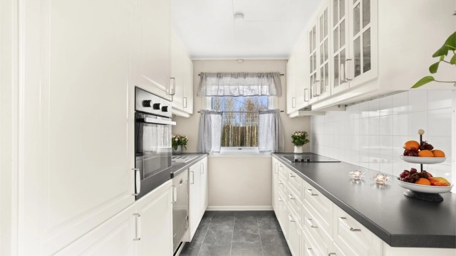 Her har man rikelig med plass for oppbevaring. I over- og underskap.