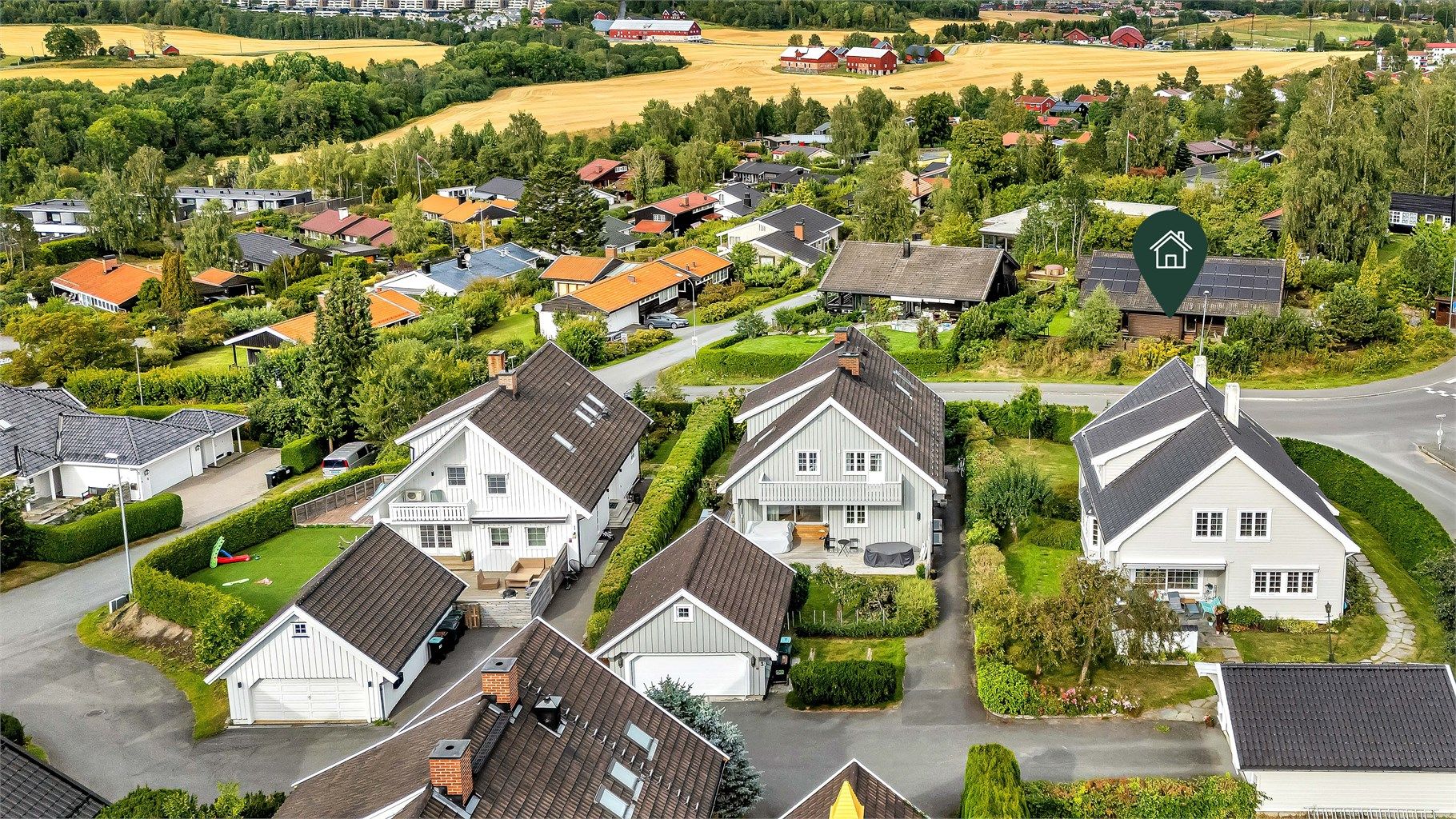 Eiendommen ligger i et etablert og barnevennlig boligområde på Østerås