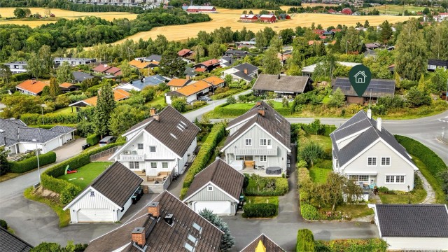 Eiendommen ligger i et etablert og barnevennlig boligområde på Østerås