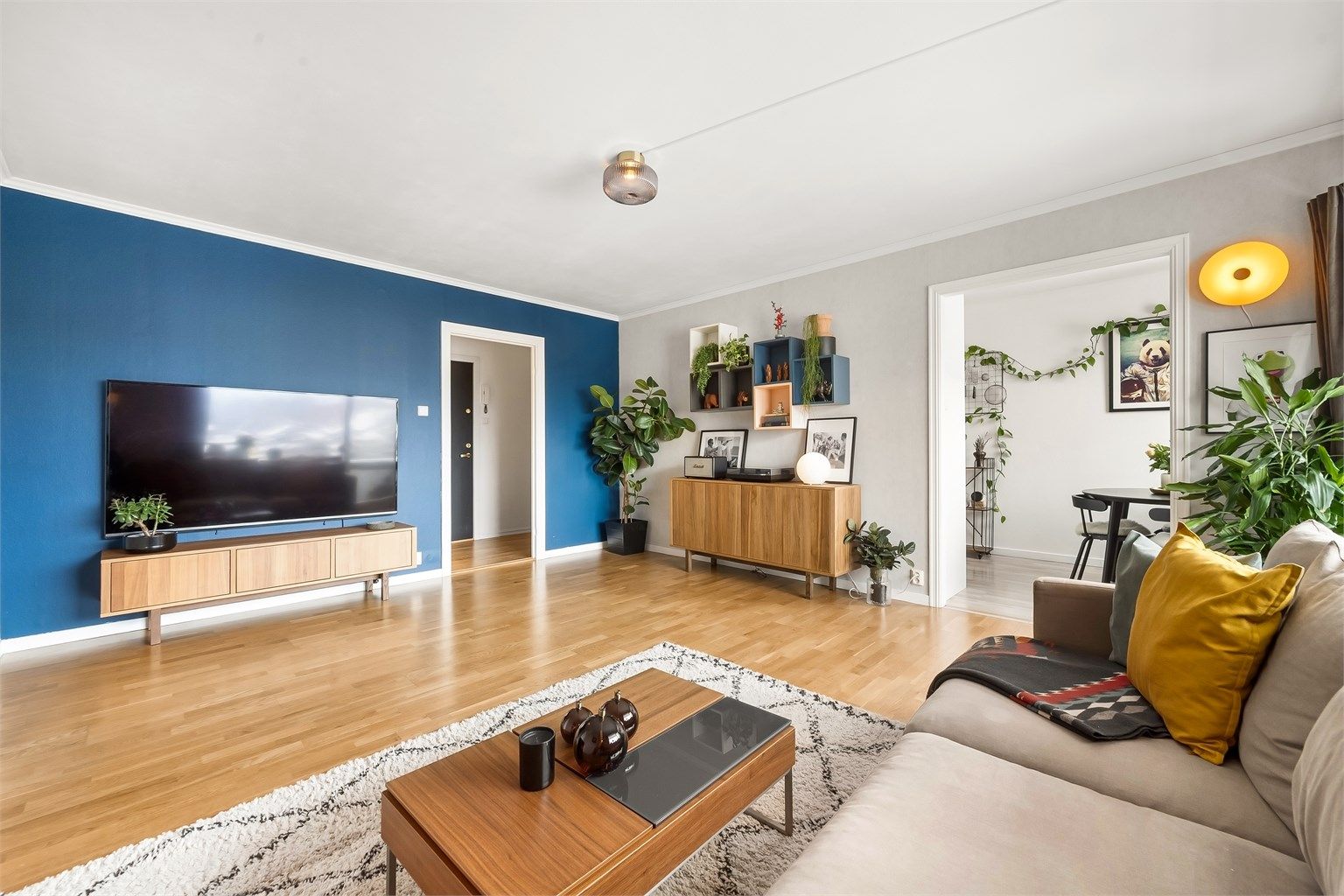 Stuen er leilighetens sentrale samlingspunkt, med god plass til sofagruppe.