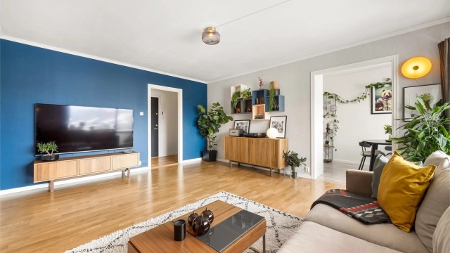 Stuen er leilighetens sentrale samlingspunkt, med god plass til sofagruppe.
