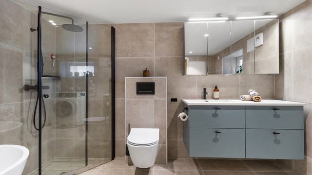 Badet i underetasjen er fra 2021 og utstyrt med både dusjhjørne og badekar. Ikke godkjent for varig opphold.