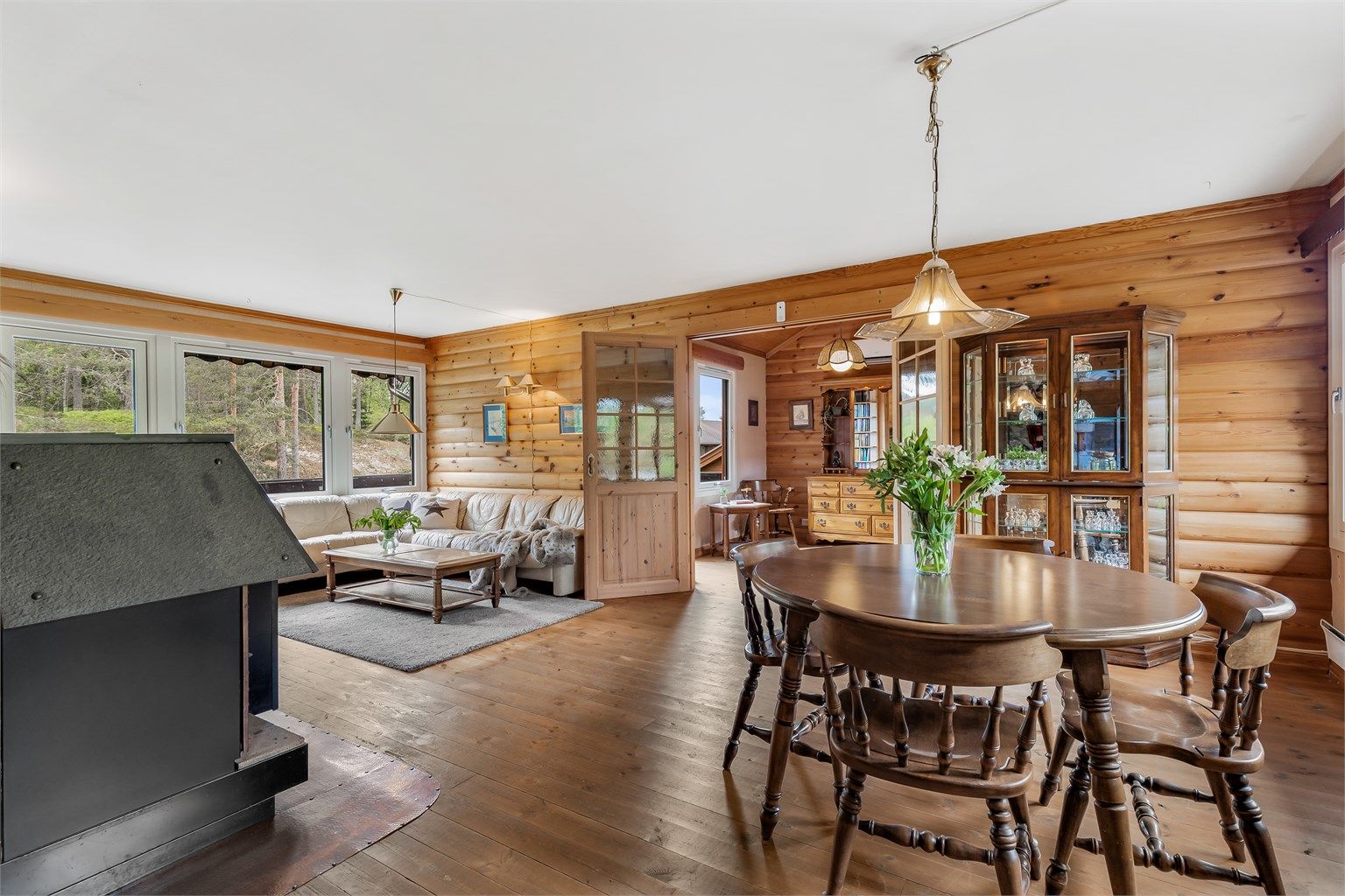 Stuen er av god størrelse med plass til å møblere i soner.