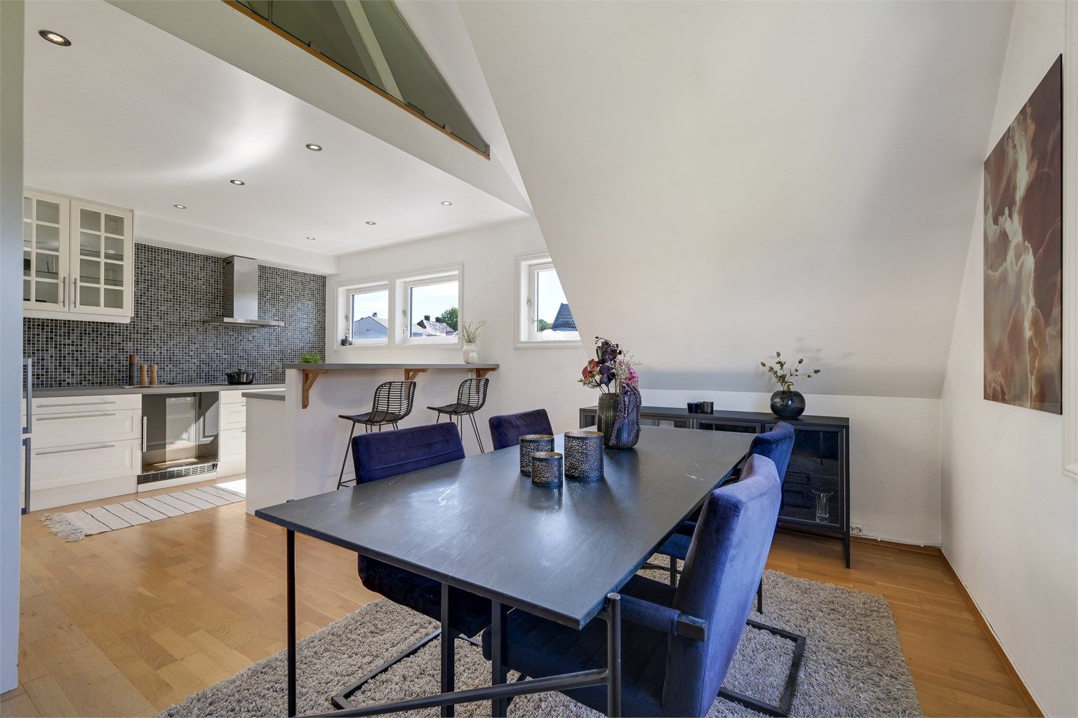 Kjøkkenet ligger i en åpen løsning. 