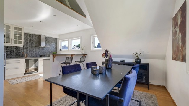 Kjøkkenet ligger i en åpen løsning.