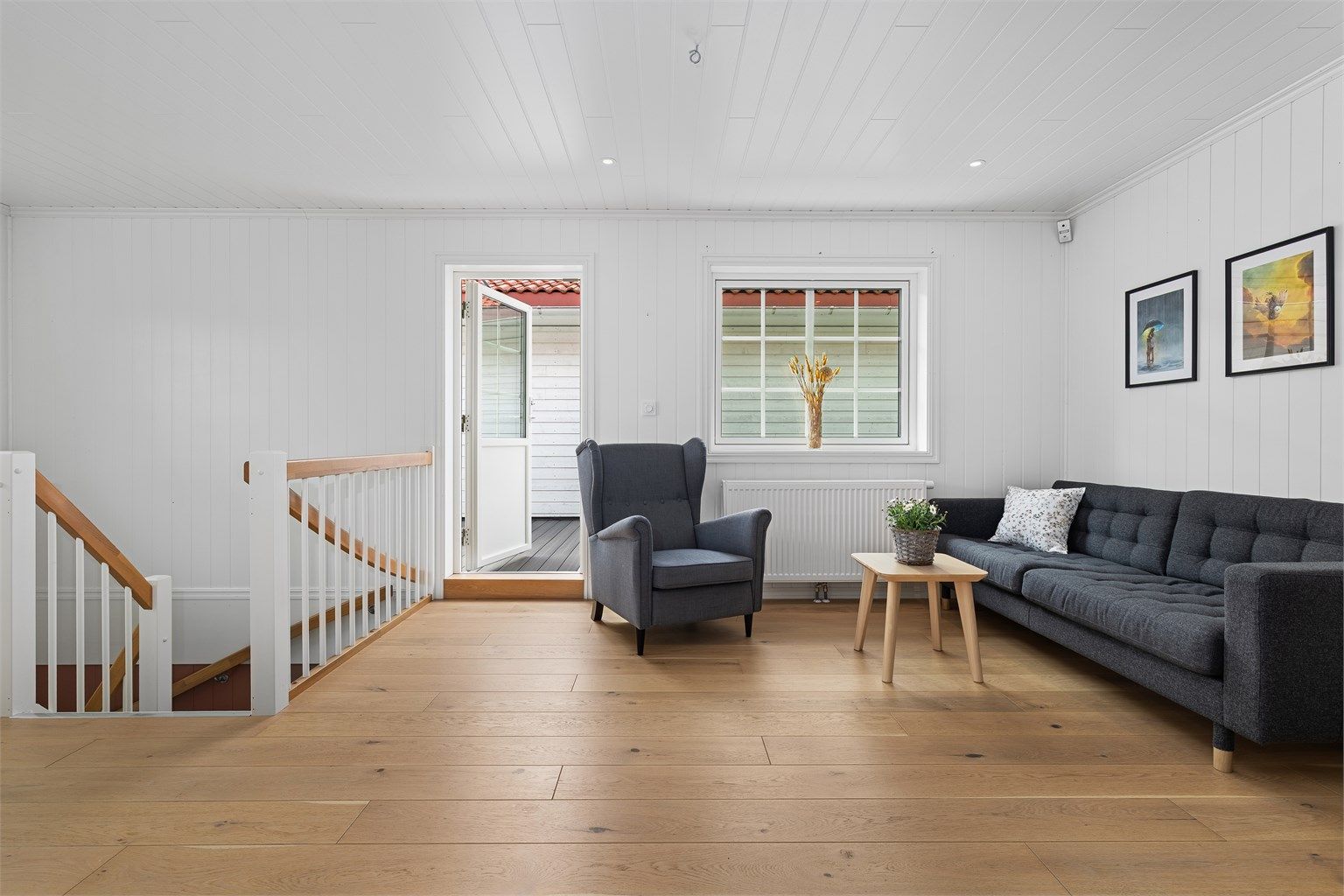 En terrassedør med glassfelt åpner opp til en skjermet takterrasse.