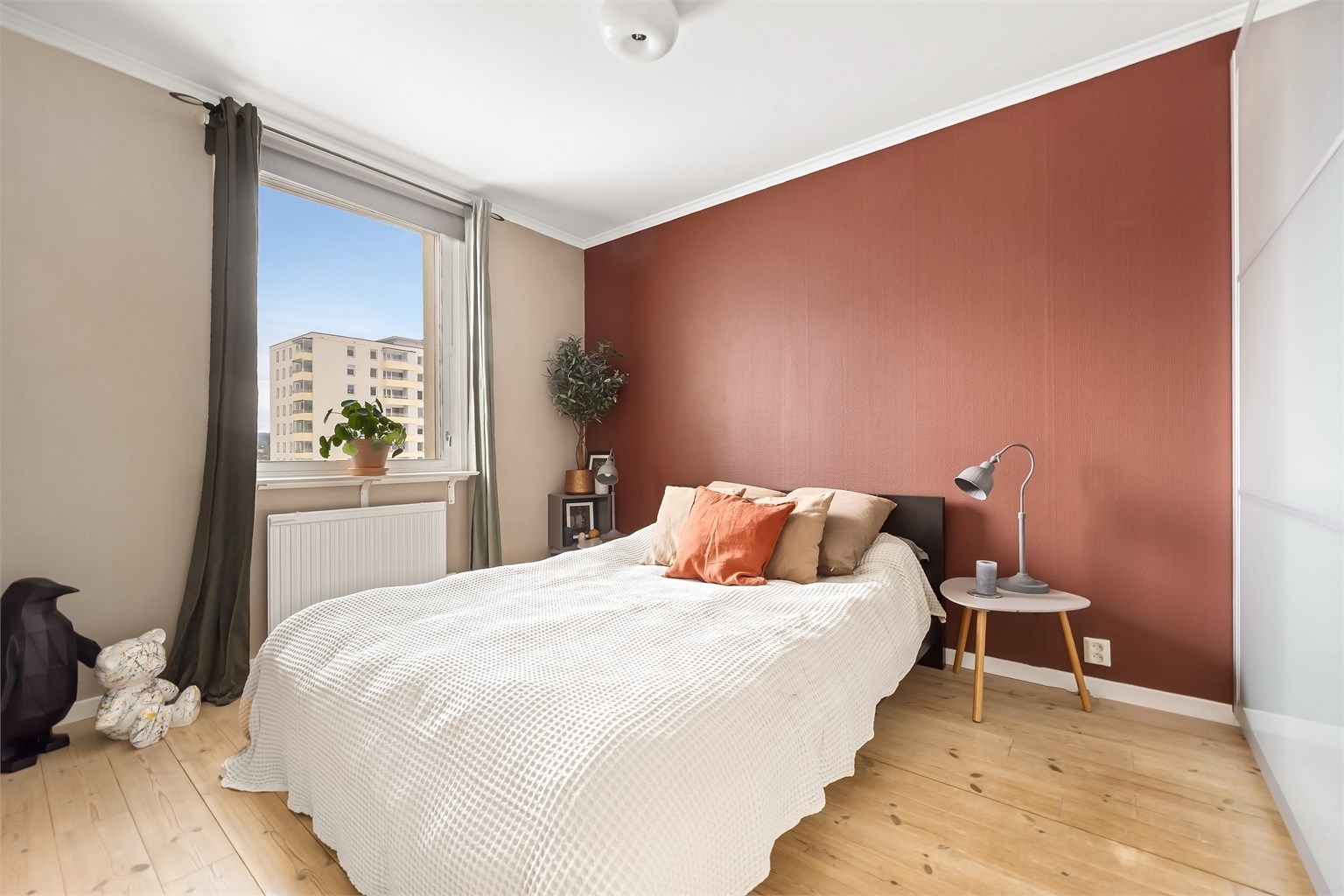 Soverommet har plass til dobbeltseng og tilhørende møblement.