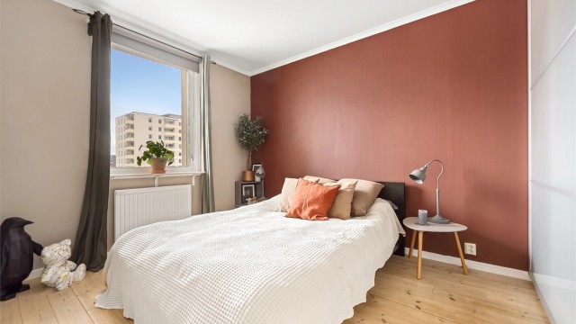 Soverommet har plass til dobbeltseng og tilhørende møblement.