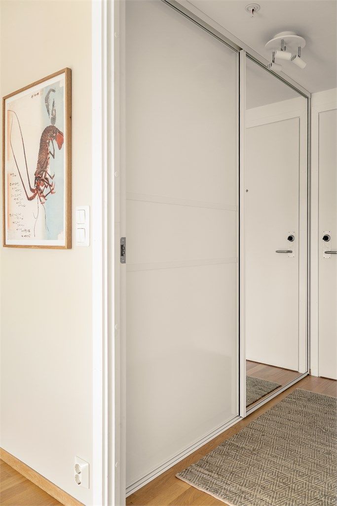 Sikringsskapet med automatsikringer er plassert i entréen, diskret integrert bak garderobedøren.