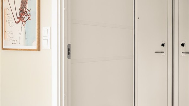 Sikringsskapet med automatsikringer er plassert i entréen, diskret integrert bak garderobedøren.