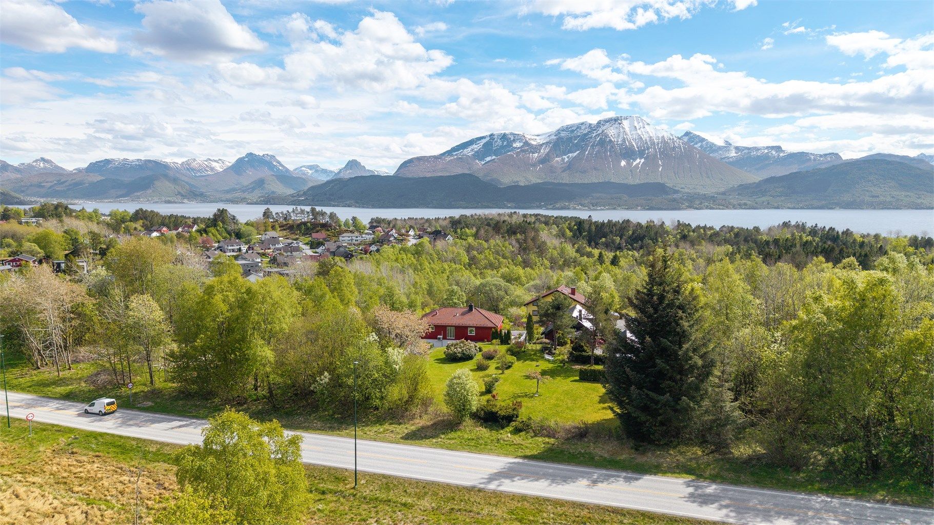 Offentlig transport er lett tilgjengelig fra Emblem bussholdeplass, kun 4 minutter fra boligen.