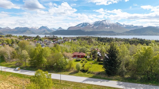 Offentlig transport er lett tilgjengelig fra Emblem bussholdeplass, kun 4 minutter fra boligen.