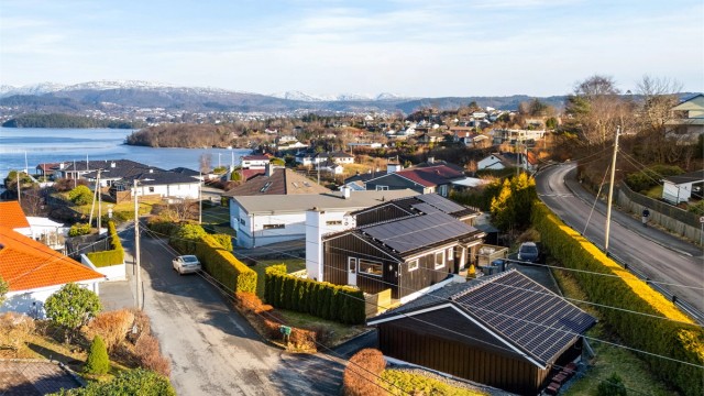 Eiendommen ligger kun en kort spasertur fra sjøen, hvor du kan nyte fine sommerdager ved vannet, enten det er bading, avslapping eller båtliv.