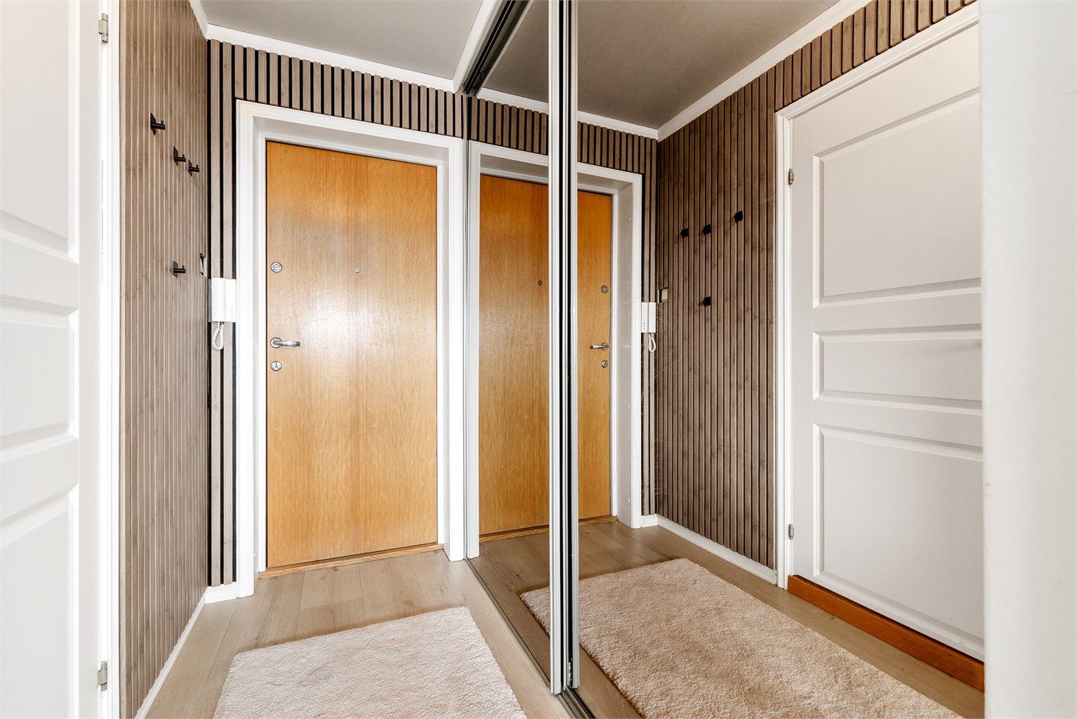 Entré med romslig skyvedørsgarderobe og plass til yttertøy og sko