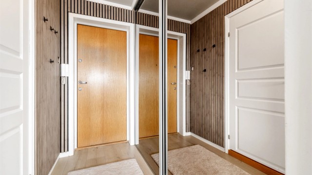 Entré med romslig skyvedørsgarderobe og plass til yttertøy og sko