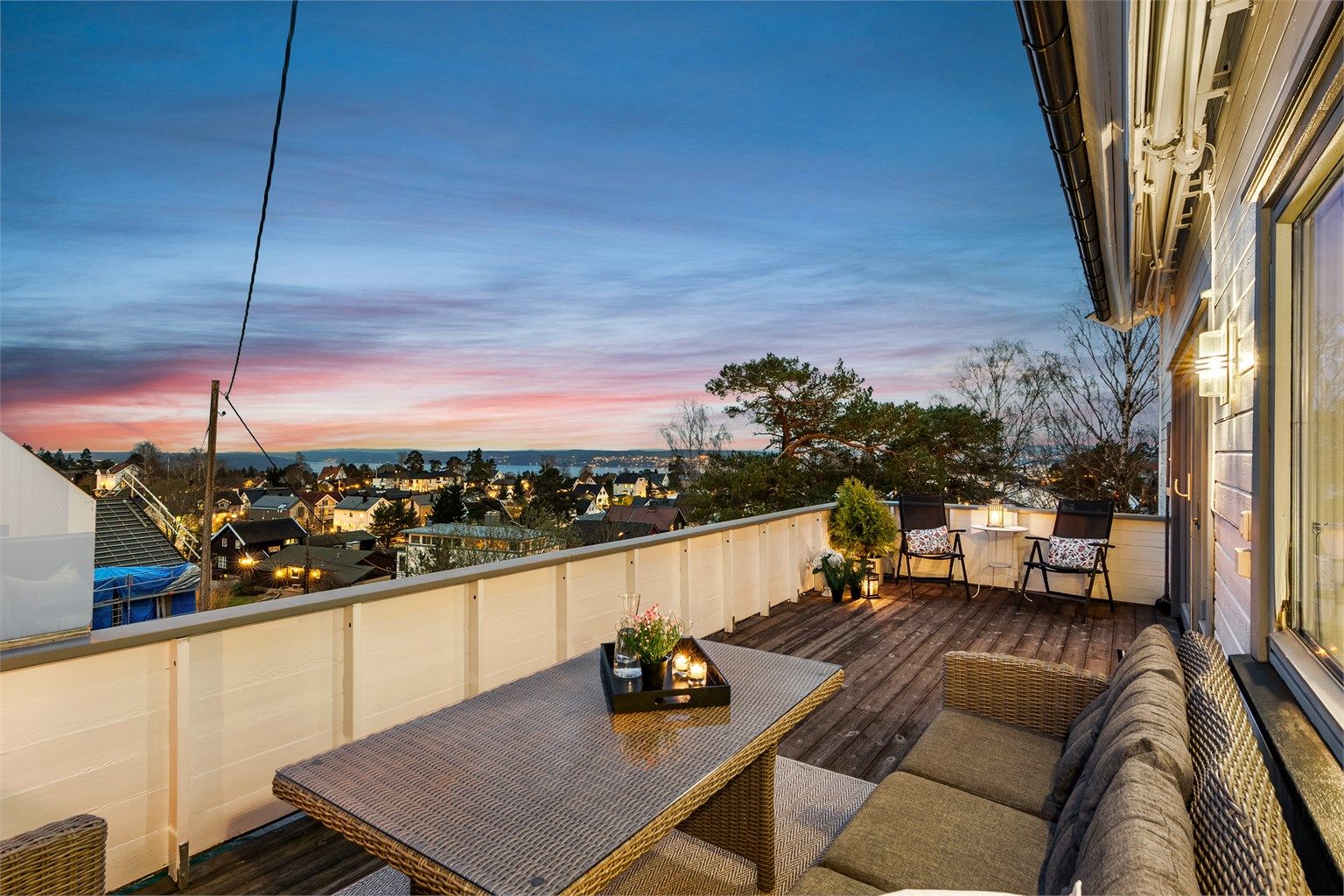 Her er det rikelig med plass til både spisegruppe, lounge-møbler og grill, og terrassen egner seg like godt til rolige hverdager som til hyggelige sammenkomster med familie og venner. 