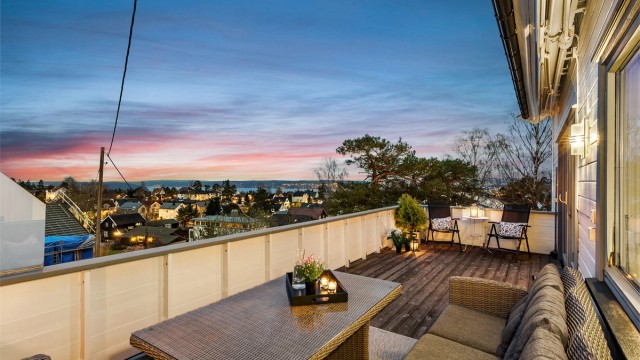 Her er det rikelig med plass til både spisegruppe, lounge-møbler og grill, og terrassen egner seg like godt til rolige hverdager som til hyggelige sammenkomster med familie og venner.