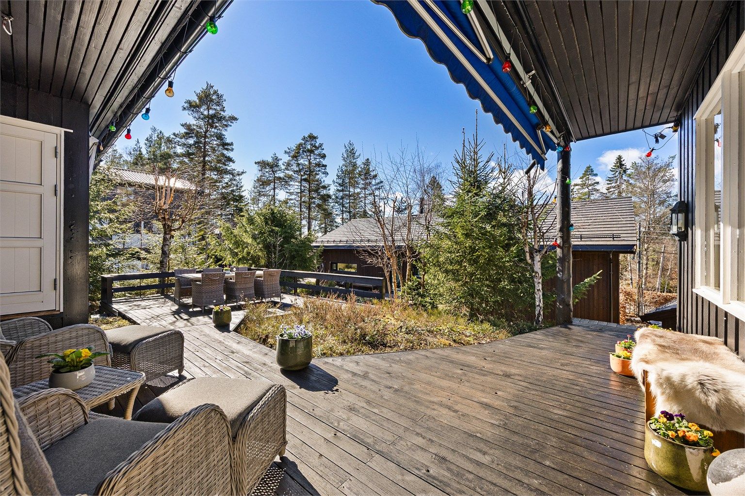 Det er utgang til terrassen fra det både stuen og fra det ene soverommet.