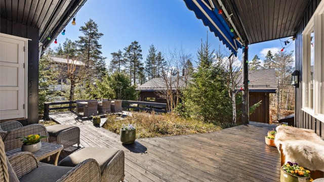 Det er utgang til terrassen fra det både stuen og fra det ene soverommet.