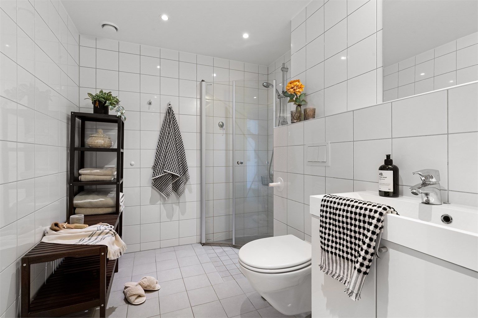 Pent, flislagt baderom med gulvvarme og downlights