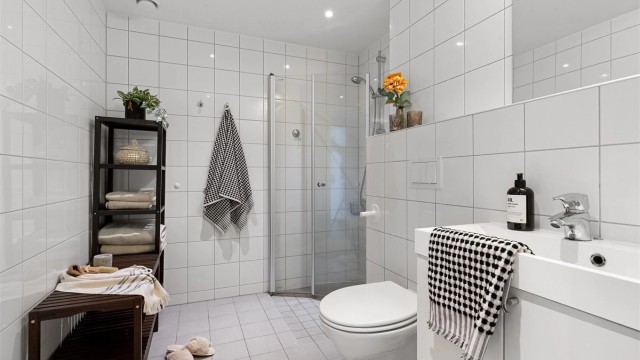 Pent, flislagt baderom med gulvvarme og downlights
