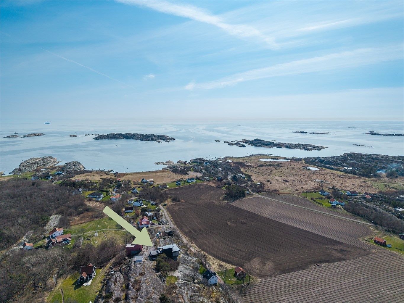 Stor tomt beliggende på en liten høyde. Boligen er bygget på fjell med flott utsikt over omkringliggende omgivelser og mot havet